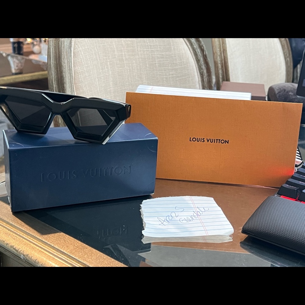 Louis Vuitton the LV cut black sunglasses